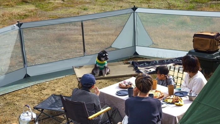 キャンプでも愛犬に“家の中みたいな自由”を。道草飯店の第一弾テントが情報解禁