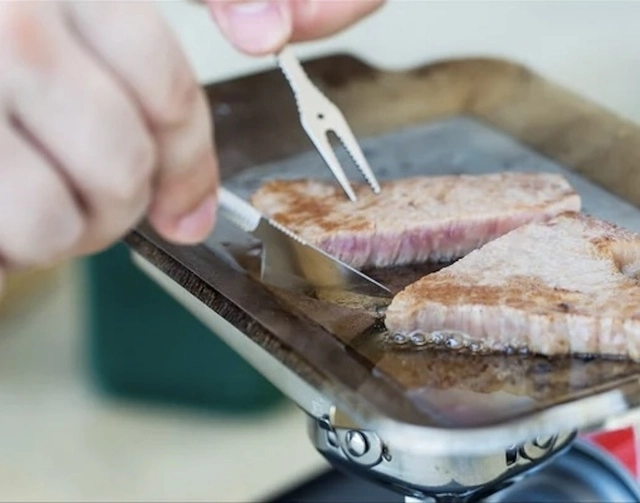 「これで肉が切れるの?」たった8gの本格ナイフがすごかった【目利きのキャンプギア】