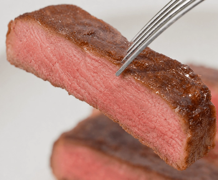 スーパーの肉が別物に！キャンプで試したい「高級ステーキ」の焼き方4ステップ