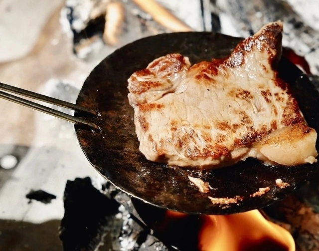 キャンプで「鉄なのに軽い」が衝撃。一度使うとアルミに戻れない“育てるフライパン”【目利きのキャンプギア】