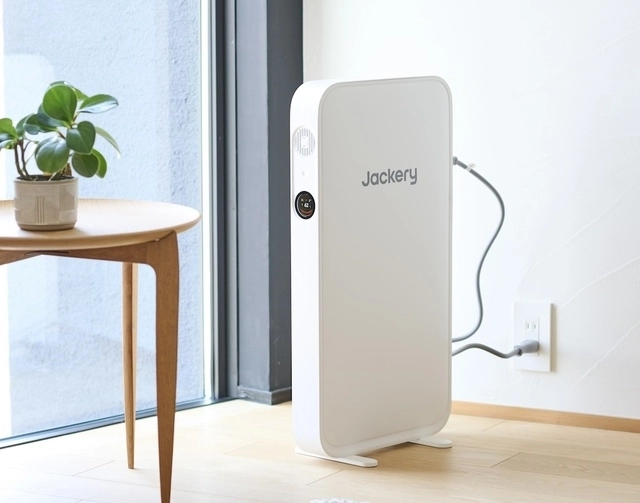世界最薄クラス・厚さ67mm。Jackeryが“家具の隙間に置ける”新発想のポータブル電源を発表