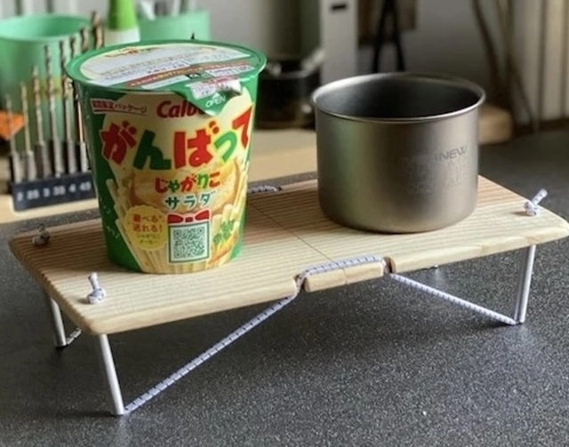 100gなのにキャンプでちゃんと使える。“仕掛け”にハマる木製ミニテーブル