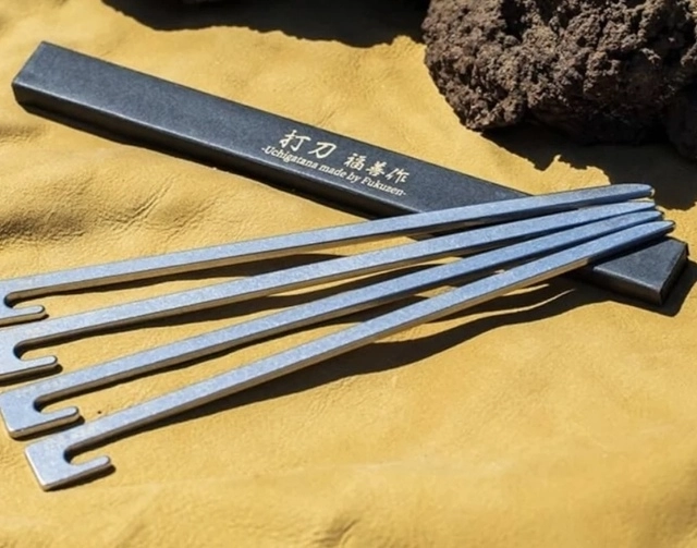 キャンプで荷物を減らしたい人へ。刃物メーカーが本気で作った、常識を覆す「打刀」ペグ