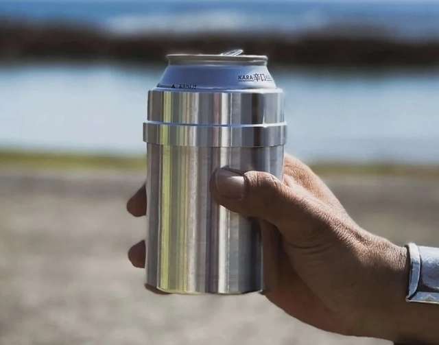 キャンプで缶ビールを飲んだら、そのままお湯が沸かせる。発想がおもしろすぎるギア【目利きのキャンプギア】