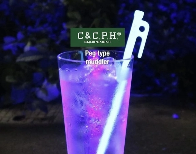 キャンプの夜に“光るペグ”？ 乾杯を楽しくする「蓄光マドラー」を見つけました