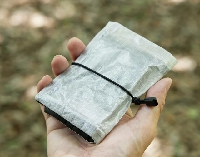 「財布、重すぎない？」キャンプでも普段使いでも頼れる17.5gのDCF財布【目利きのキャンプギア】