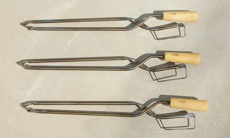 キャンプの焚き火ギア、これだけでいい。名作の薪ばさみ＋火吹き棒が160gに【目利きのキャンプギア】