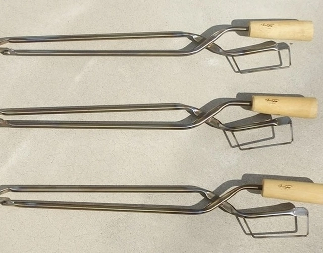 キャンプの焚き火ギア、これだけでいい。名作の薪ばさみ＋火吹き棒が160gに【目利きのキャンプギア】