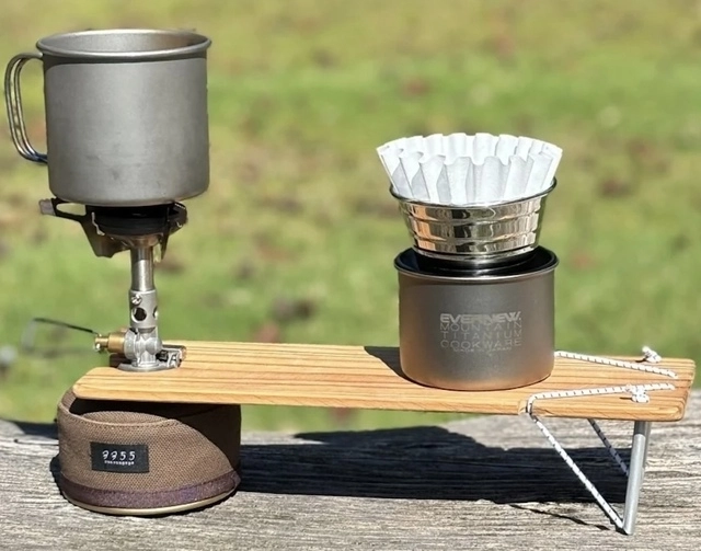 たった80gで、登山のコーヒー時間が変わる。OD缶を脚にする小さなキャンプテーブル【目利きのキャンプギア】