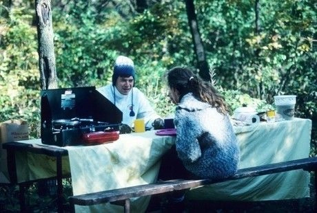 屋外で食事をする人々