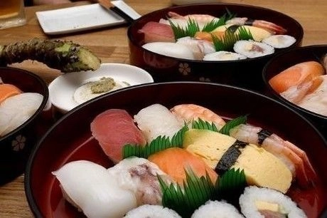 桶に入った出前のお寿司