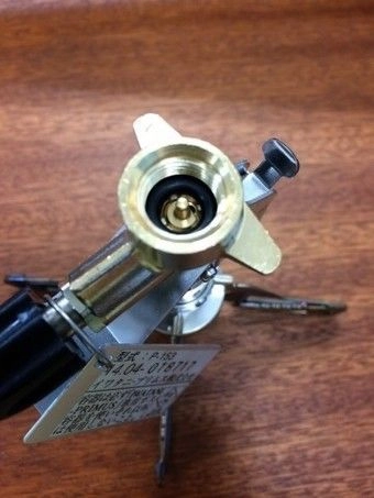ガスカートリッジと連結するバーナーのゴムパッキンの劣化が無い事を確認する様子