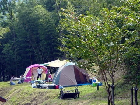 アクトパル宇治でキャンプをする人々