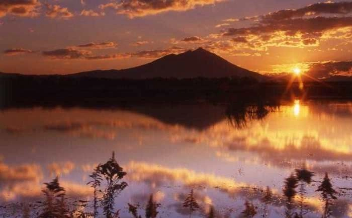 夕日に照らされる筑波山