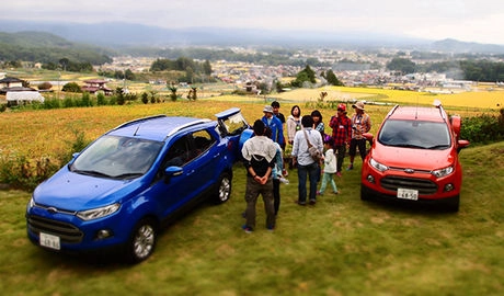 キャンプ場に駐車されているフォードのECOSPORT