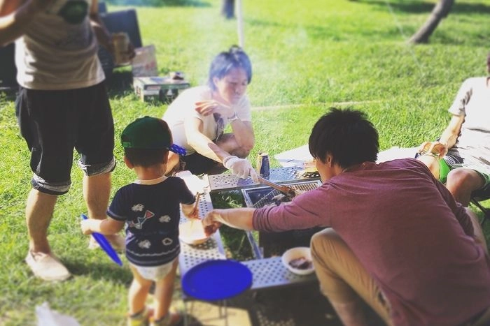 家族でBBQを楽しむ様子