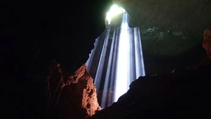 洞窟に差し込む光