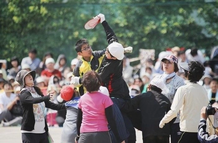 騎馬戦をする人々