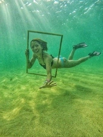 水中でフレームを持って写真撮影する人