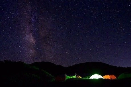 星空の下に光るテント