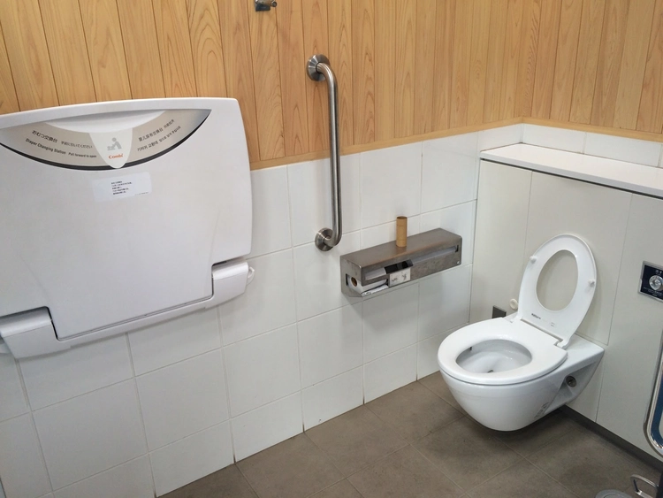 芝生広場横のトイレ内のおむつ台