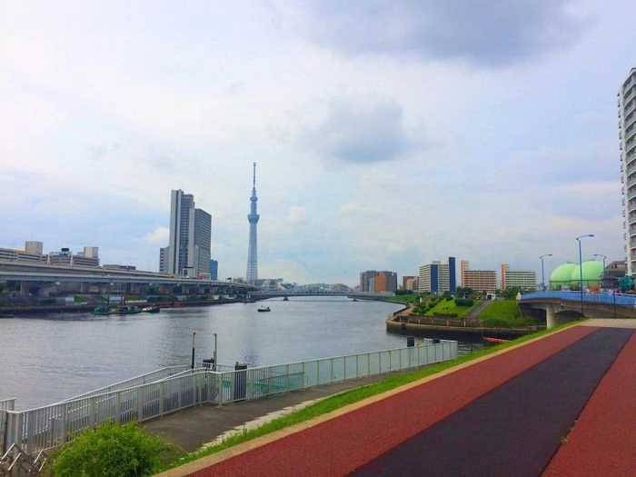 汐入公園内の隅田川沿いのテラス・遊歩道から見えるスカイツリー