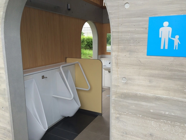 芝生広場横の男子トイレを外から見た様子