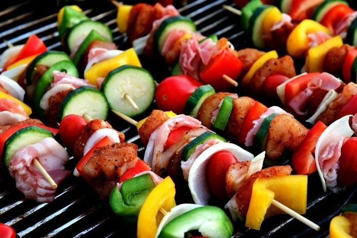 色鮮やかなBBQ串をバーベキューで焼いている写真