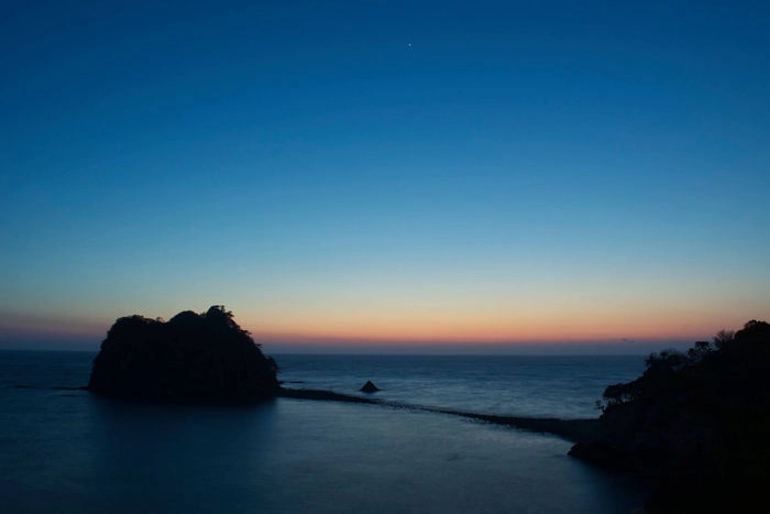 夕暮れ後の三四郎島のへとつながる道