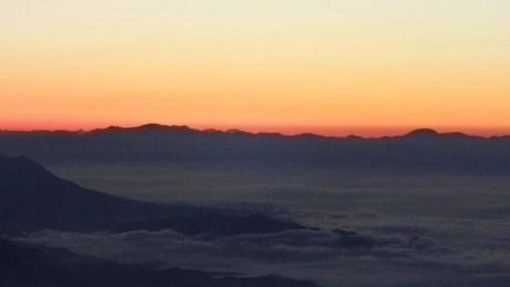 日の出直前の山頂からの景色
