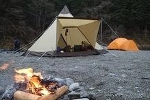焚き火が燃える冬のキャンプ場