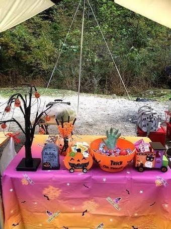 ハロウィンデコレーションを施したタープ内の様子
