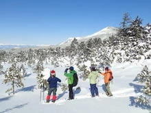 冬の北八ヶ岳からの景色を眺める人々