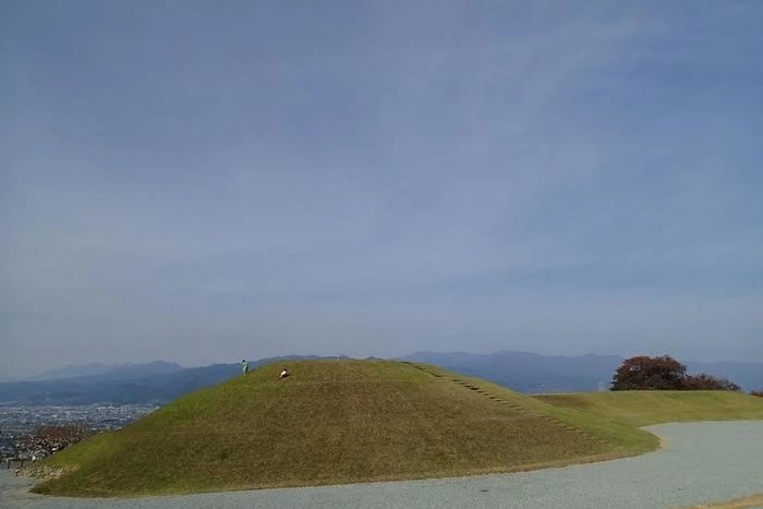 山梨県八代ふるさと公園の古墳