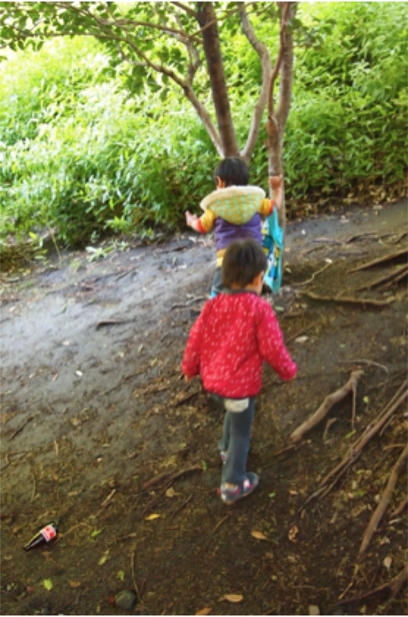 秋の公園を散策する子供たち