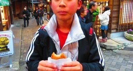コロッケを食べる男の子