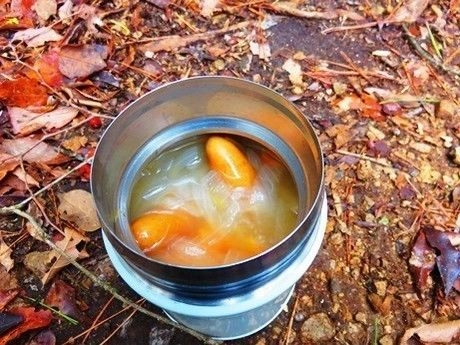 お弁当の中のソーセージ入りスープ