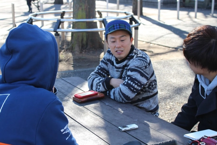 インタビューを受ける矢田さん