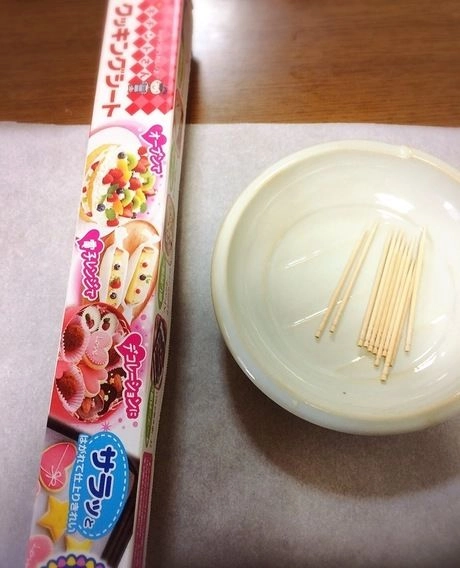 チョコペンとクッキングシート、つまようじ