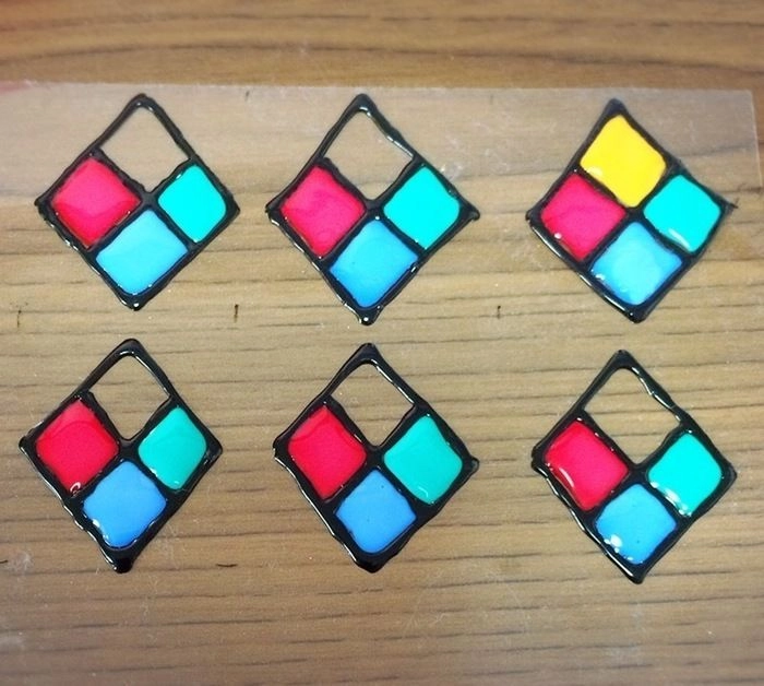 黒の縁取りの中に色を塗った様子