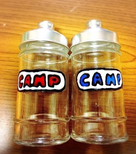 CAMPのロゴに色を塗った瓶