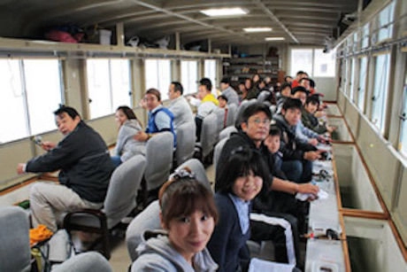 ワカサギ釣りのドーム船、レストセンターの船内