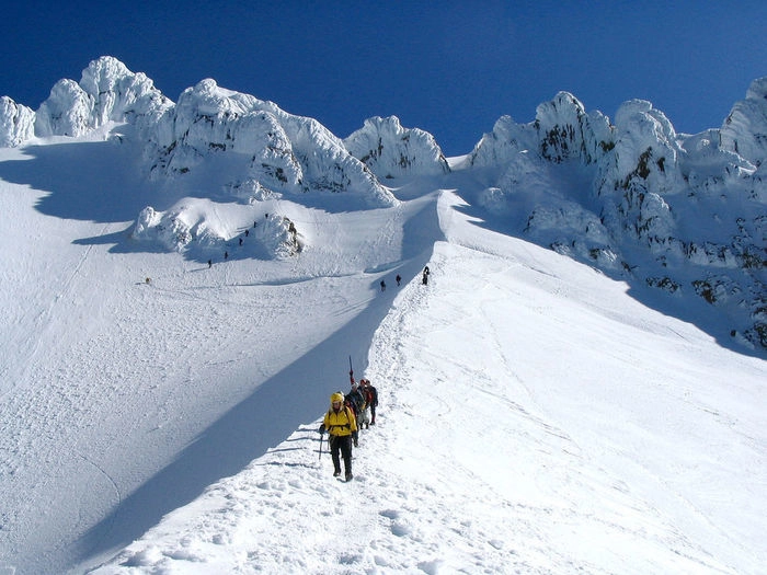 雪山を登る人々