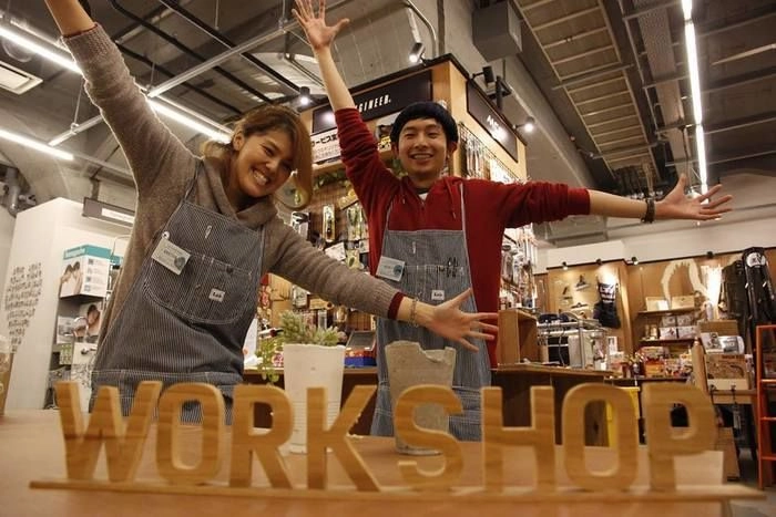 DIY FACTORY STUDIYで楽しそうに手を広げる男女