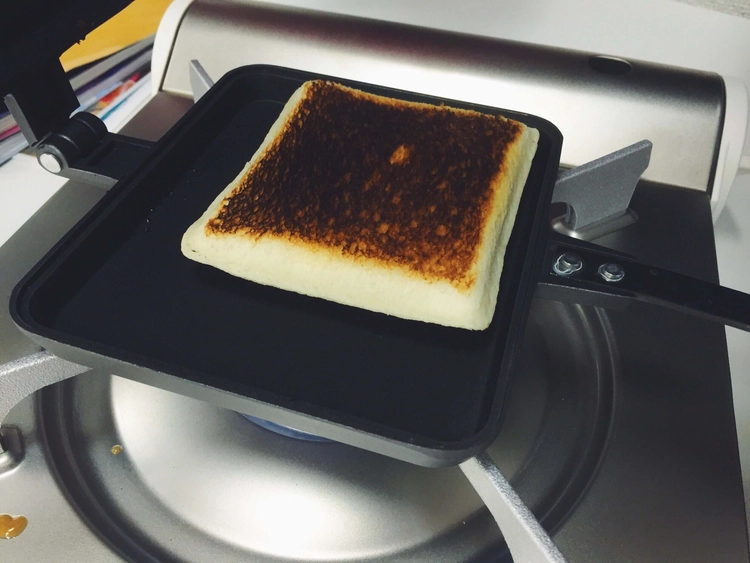 焦げたホットサンド
