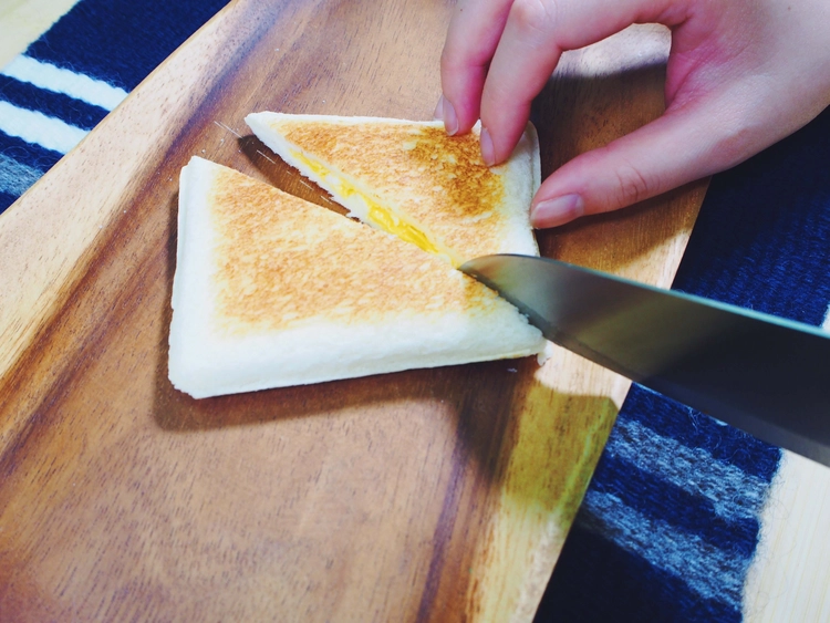 ホットサンドを切る様子