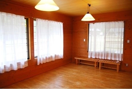 窓からの四季折々の景色を楽みながら、木の温もりを感じ、ゆっくりできる青士ダムエコーバレイの室内