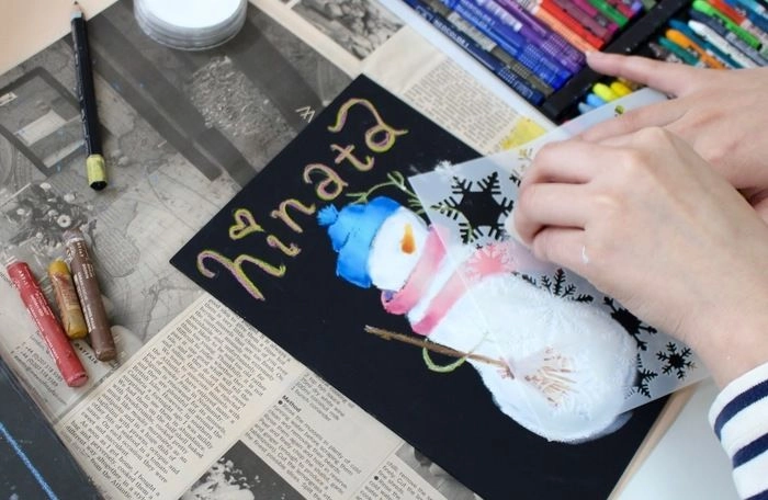 ステンシルで雪を描いている様子