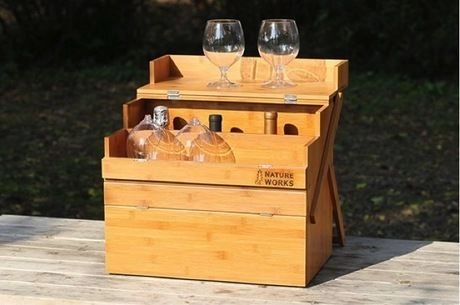 ワインッボトルとワイングラスが入ったワーカーズオカモチの岡持ち型調味料BOX