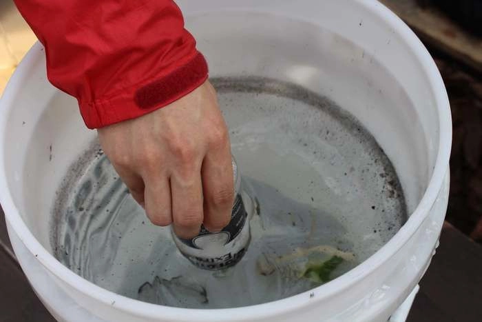 空き瓶を水に浸す様子
